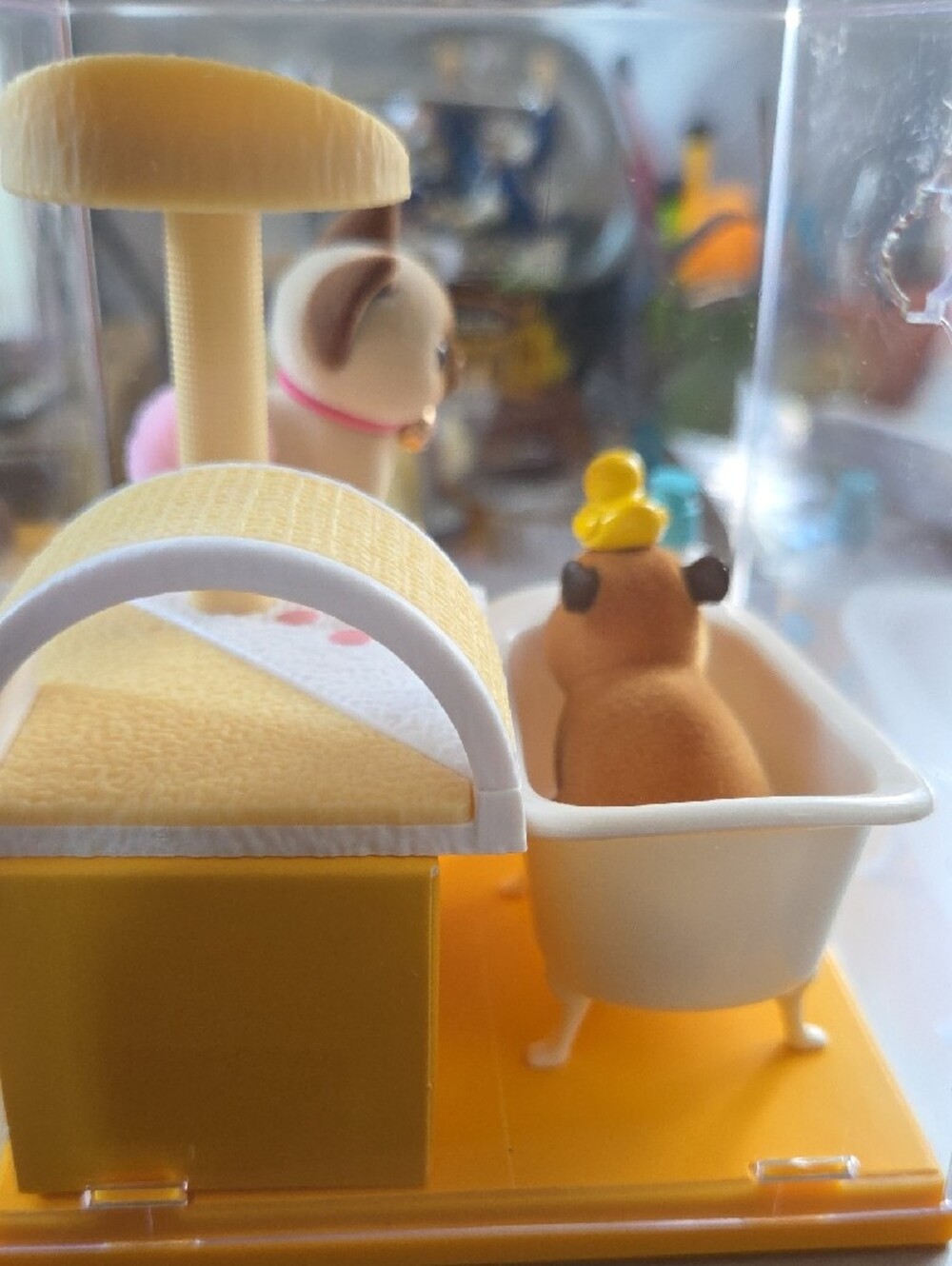 ZURU Mini Brands  My Mini Pets Series 1  Capybara & Siamese Cat Display Case - Picture 5 of 7